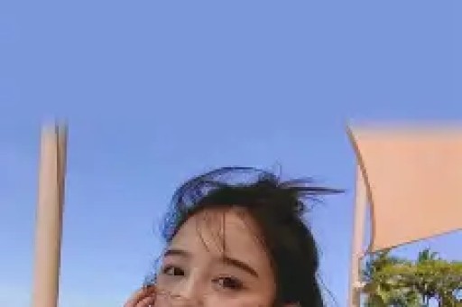 50岁贾静雯太显年轻了！穿字母T恤+工装短裤好时髦看不出是74年